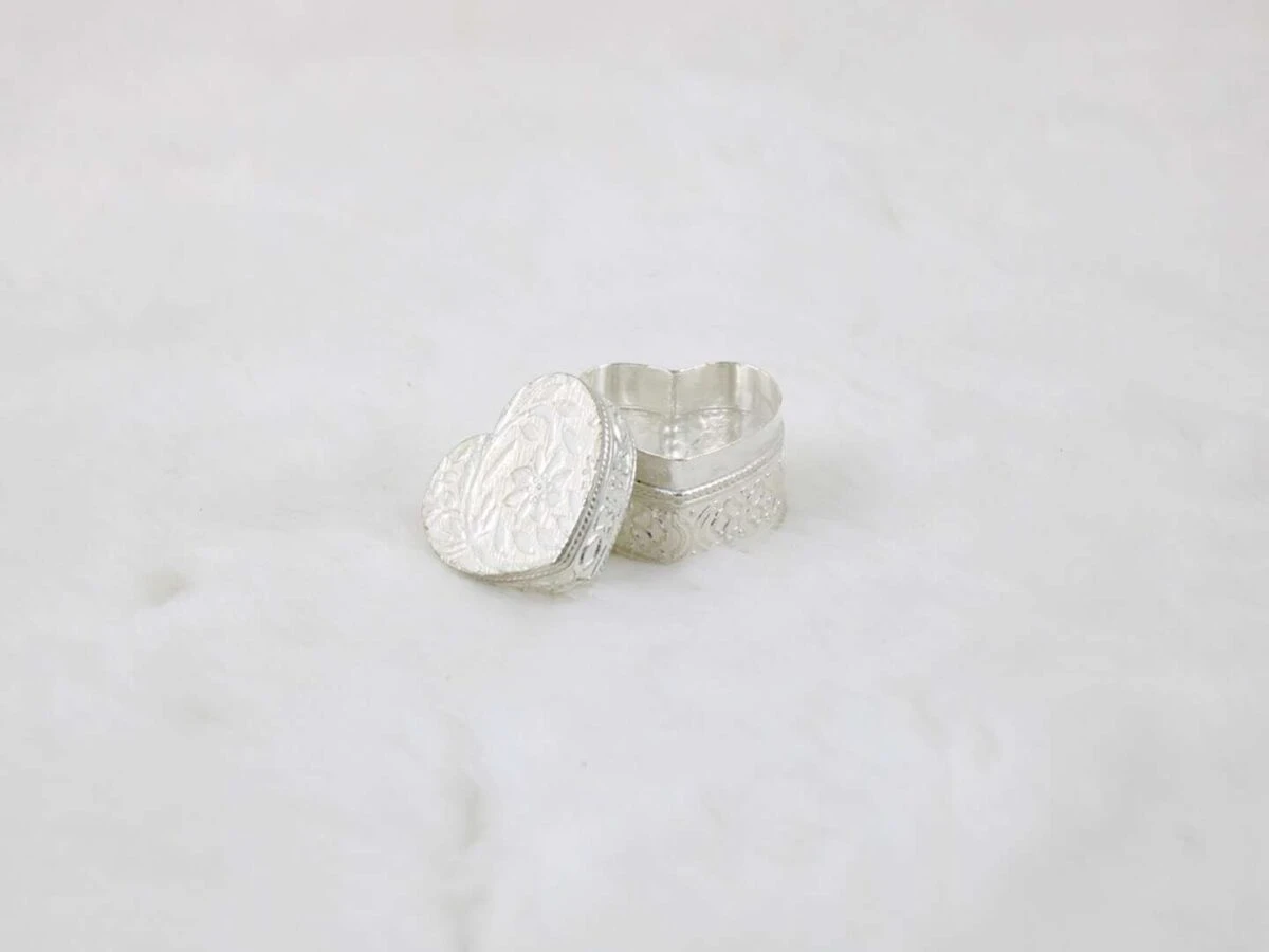 Sindoor dabbi, sindoor box for wedding, sindoor dabbi silver, Pooja items silver, Pooja items for home, kumkum box return gift, pooja items for temple, pooja items for gift, kumkum box silver, sindoor dabbi for women