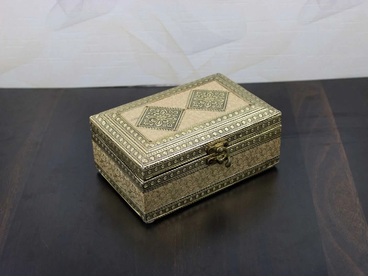 https://www.goldgiftideas.com/wp-content/uploads/2020/04/Big-Gold-Foiled-Jewellery-Box-2.jpg