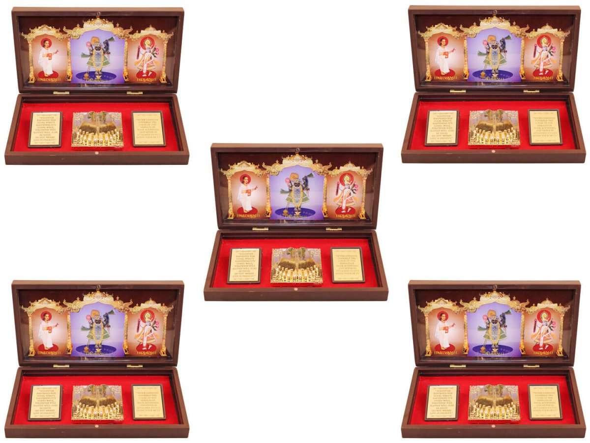 Shreenathji photo frame, shreenathji photo frame nathdwara, shrinathji photo frame, shreenathji frame with charan paduka, shreenathji photo frame for gift, return gifts for housewarming, return gifts for pooja, Wooden Momento Gift